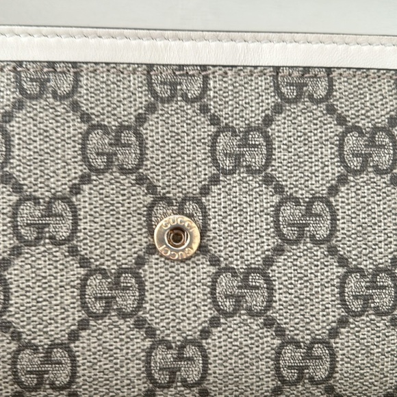 Gucci Supreme Continental Wallet in white, tan and red & green bow EUC ❤️💚 - Picture 10 of 10